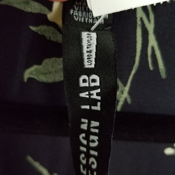 Blouse, blue floral, ladies size medium, new with tags - Picture 5 of 7